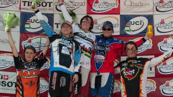 GROS-MOSELEY-CHAUSSON, PODIO ALPE D'HUEZ 2003 WORLD CUP DH WOMEN