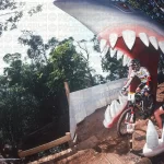NICOLAS VOUILLOZ (MENS WINNER PICTURED) E OTHER DOWNHILL COMPETITORS STARTED FROM INSIDE THE JAWS OF A GIANT SHARK AT CAIRNS, AUSTRALIA. UCI CAMPIONATI DEL MONDO 1996