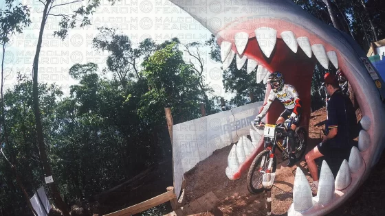NICOLAS VOUILLOZ (MENS WINNER PICTURED) E OTHER DOWNHILL COMPETITORS STARTED FROM INSIDE THE JAWS OF A GIANT SHARK AT CAIRNS, AUSTRALIA. UCI CAMPIONATI DEL MONDO 1996