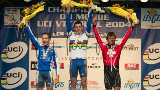 ©Fat Tire Fotos - RAVANEL-ABSALON-FRISCHKNECHT, PODIO MONDIALI ELITE MASCHILE 2004 LES GETS