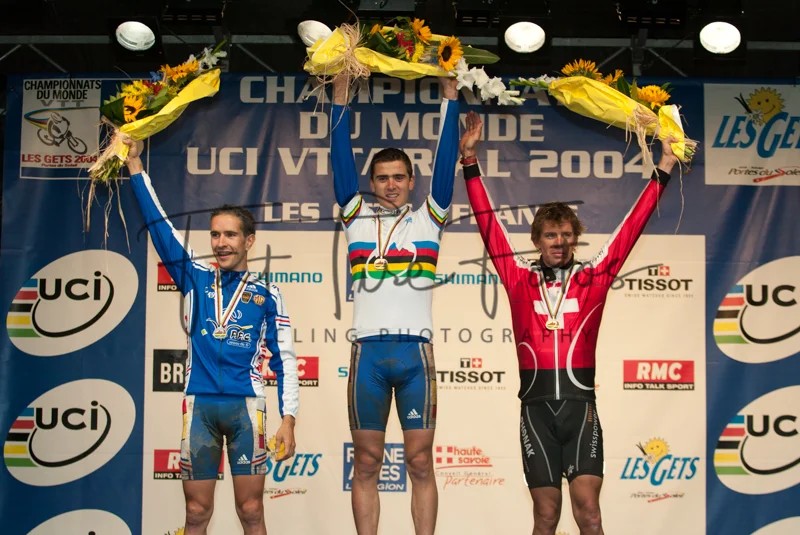 ©Fat Tire Fotos - RAVANEL-ABSALON-FRISCHKNECHT, PODIO MONDIALI ELITE MASCHILE 2004 LES GETS