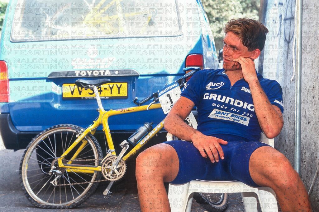 RUNE HOYDAHL SITS ALONE AFTER A DOUBLE PUNCTURE ENDED HIS RACE E CHANCES OF THE OVERALL TITLE. ROME, ITALY. GRUNDIG WORLD CUP FINALS 1995