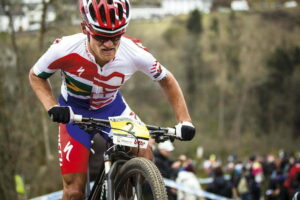 Burry Stander in azione durante World Cup XCO Elite 2012