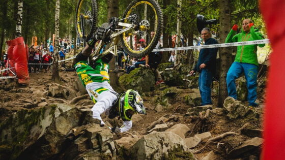 ©DAVE TRUMPORE - SAM HILL caduta a scorpione HAFJELL 2014 MONDIALI DH ELITE MASCHILE