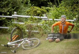 Van der Poel caduta olimpiadi tokyo 2020 mtb