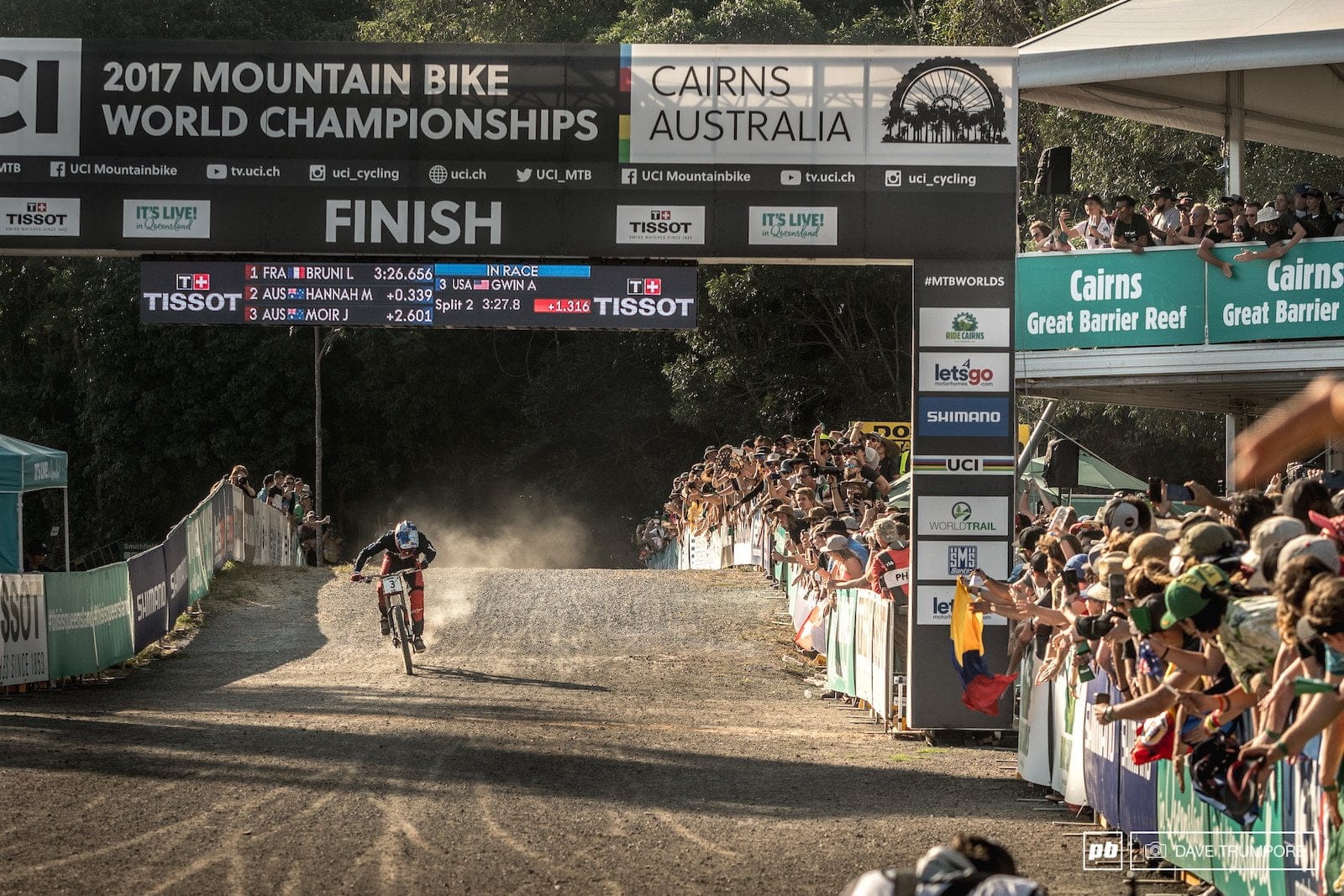Aaron Gwin at finish line Mondiali 2017 DH