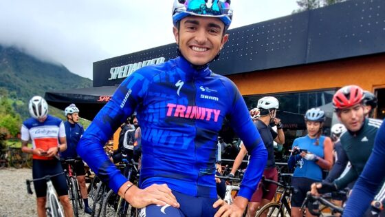 Divertente ciclista in abbigliamento sportivo con bici, ready per gara di mountain bike all'aperto.