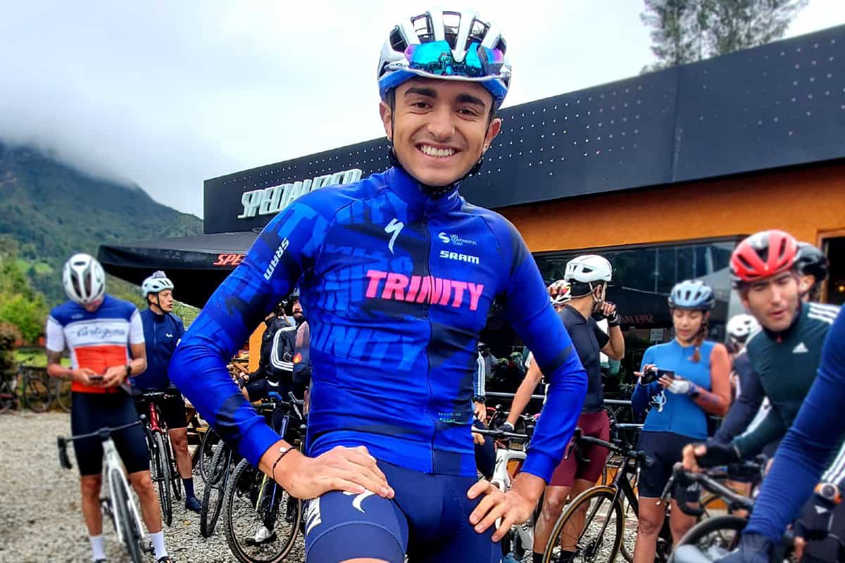 Divertente ciclista in abbigliamento sportivo con bici, ready per gara di mountain bike all'aperto.