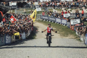 Nino-Schurter-vince-Mondiale-MTB-2022-scaled