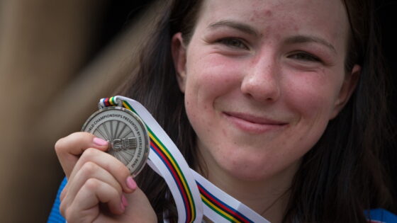 Medaglia con cordino multicolore, simbolo di vittoria alle competizioni sportive.