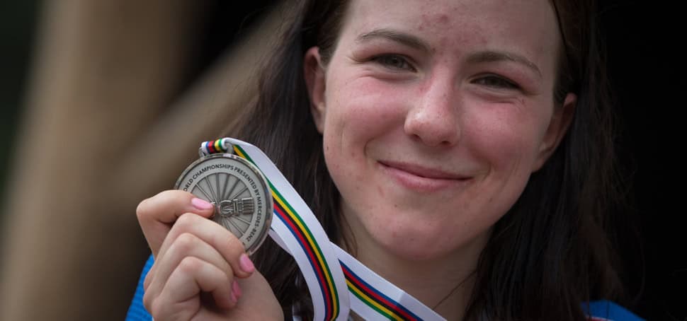 Medaglia con cordino multicolore, simbolo di vittoria alle competizioni sportive.