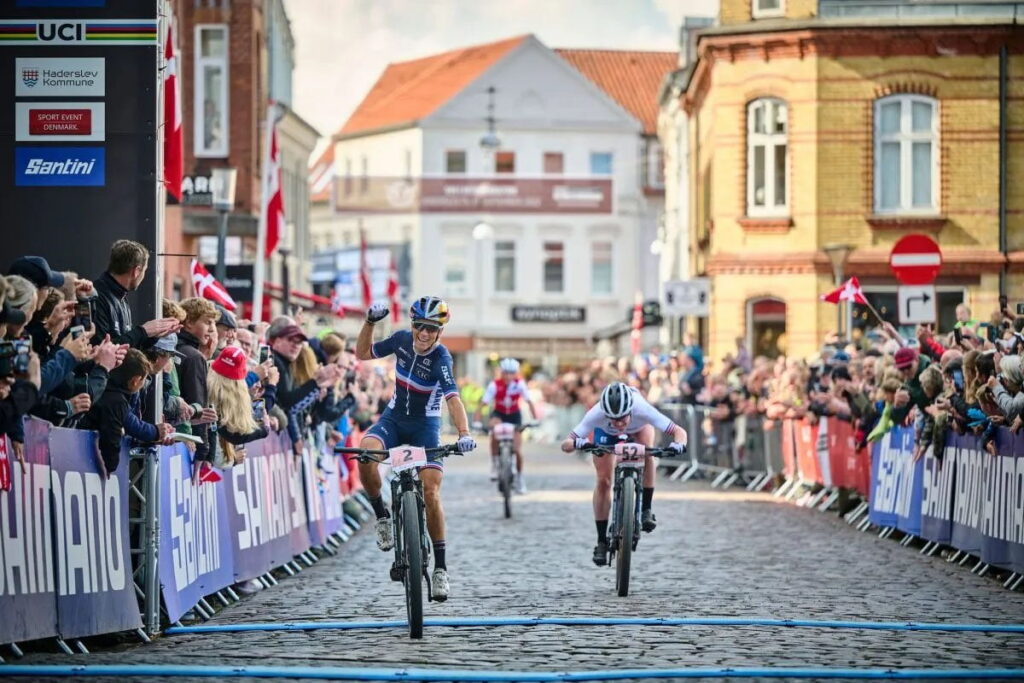 Pauline-Ferrand-Prevot-vince-mondiali-XCM-2022-scaled