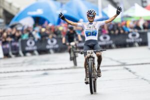Tom Pidcock vince la prova inaugurale di Nove Mesto