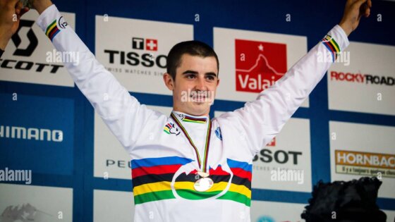 champery-svizzera-4-settembre-2011-danny-hart-gbr-vince-la-medaglia-d-oro-ai-campionati-del-mondo-di-discesa-in-mountain-bike-uci-per-team-giant-2c2dp4y