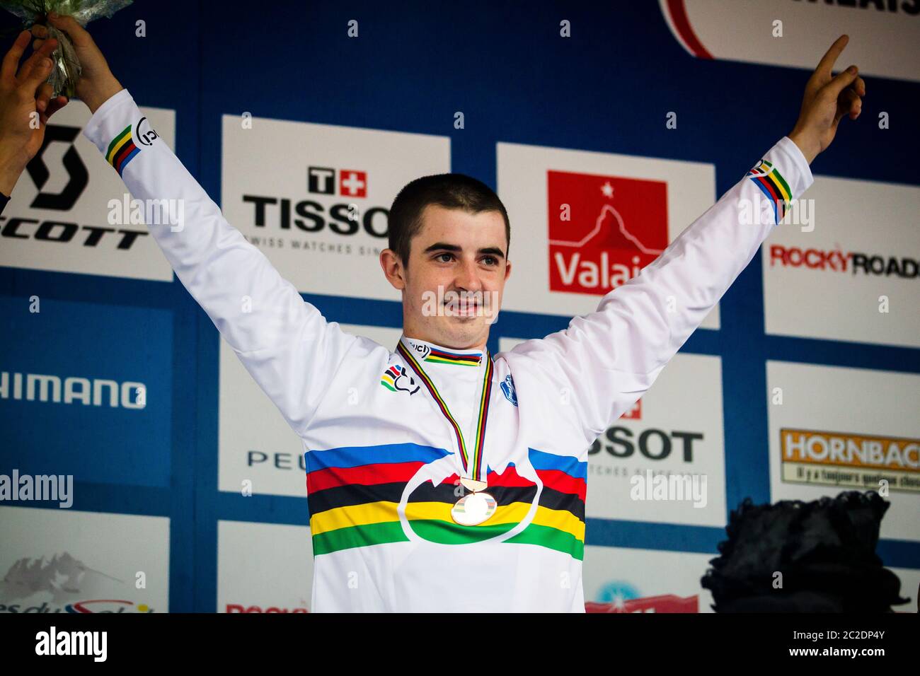 champery-svizzera-4-settembre-2011-danny-hart-gbr-vince-la-medaglia-d-oro-ai-campionati-del-mondo-di-discesa-in-mountain-bike-uci-per-team-giant-2c2dp4y
