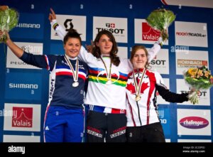 champery-svizzera-4-settembre-2011-uci-mountain-bike-junior-women-downhill-campionato-mondiale-podio-1-manon-carpenter-gbr-2-agnes-dele-2c2dp5d