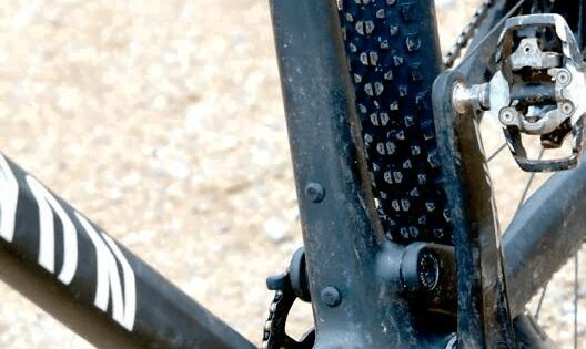 Pedale e telaio di mountain bike con sospensione posteriore, immagini di mountain biking.