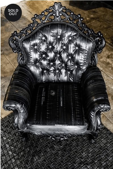 SOLD OUT poltrona in stile barocco nera con dettagli ricchi e imbottitura lucida.