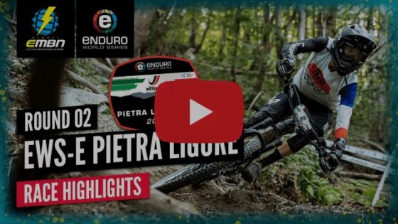 Ciclista in azione su sentiero di montagna durante una gara di enduro.