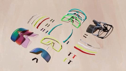 Componenti e accessori per casco da mountain bike, smontati e disposti su una superficie in ottica di assemblaggio.