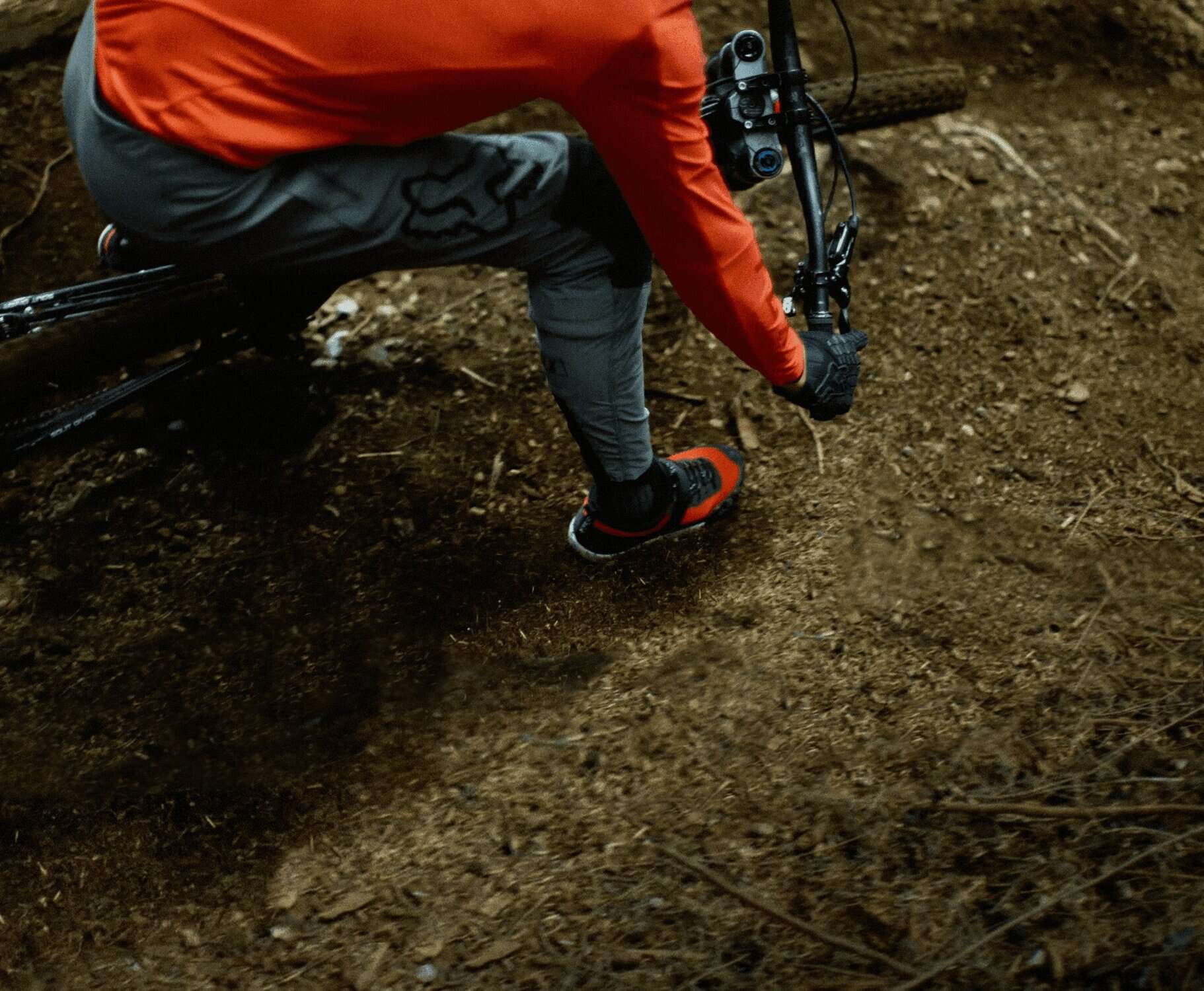 1. Uomo in mountain bike con abbigliamento tecnico su terreno sterrato.