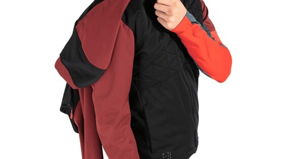 Zaino da mountain bike e abbigliamento tecnico, biker sorridente in posa.