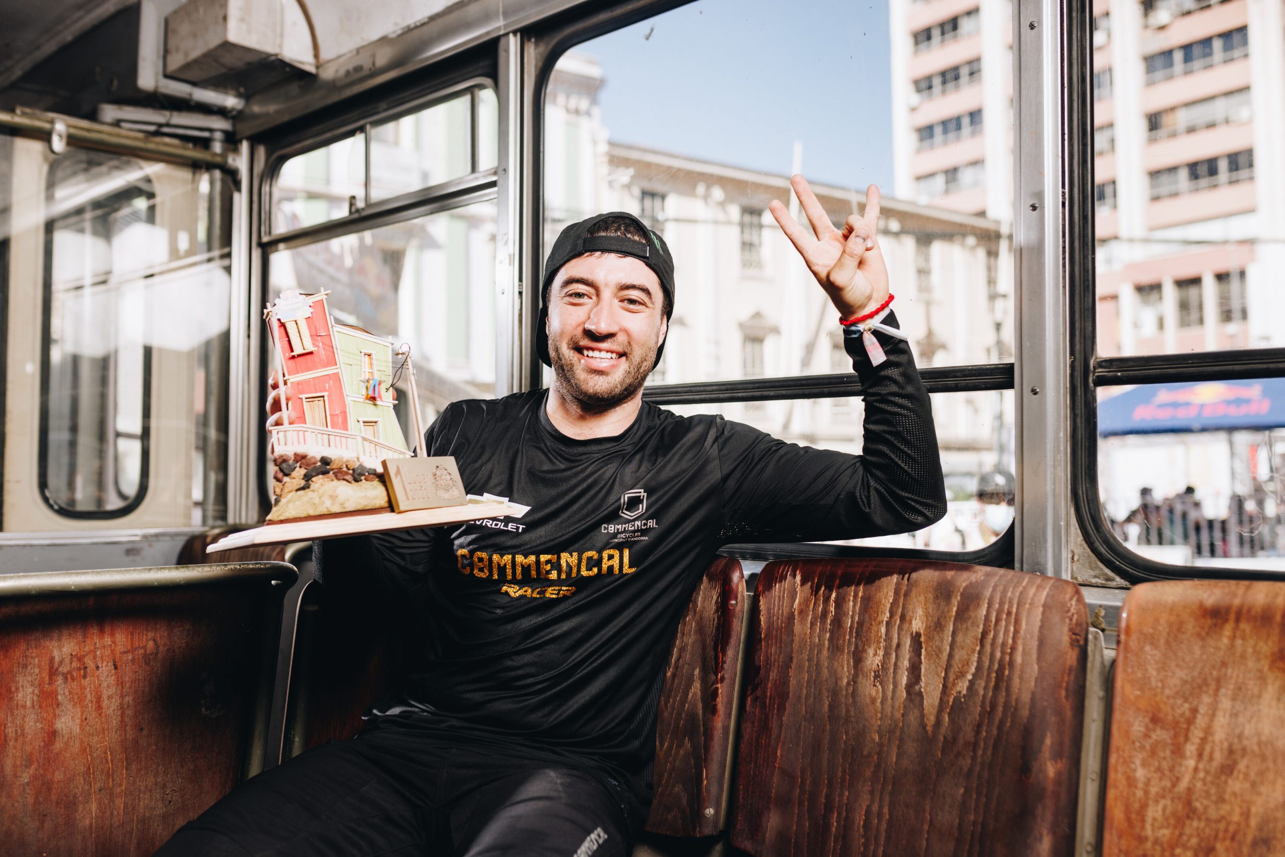 Pedro Ferreira con il trofeo del vincitore (Valparaiso 2022)