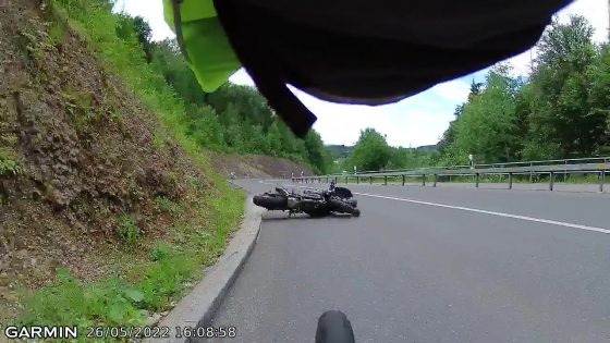 ciclista rischia di essere investito da moto