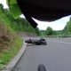 ciclista rischia di essere investito da moto