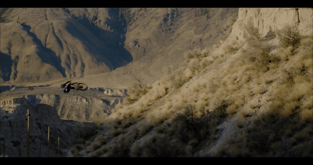 Bike da montagna in volo su paesaggio desertico montano.