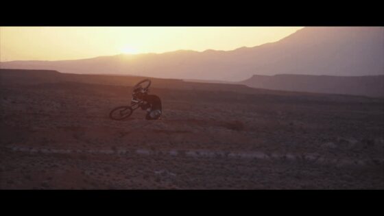 Schiacciata da una motocross su un paesaggio desertico al tramonto.