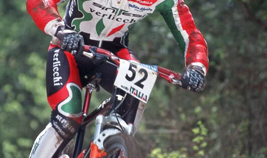 Immagine di un ciclista su mountain bike durante una gara su percorso naturale.