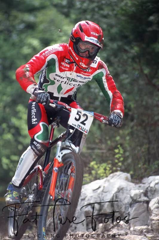 Immagine di un ciclista su mountain bike durante una gara su percorso naturale.