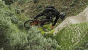 Alta qualità di un ciclista che cade durante una discesa in mountain bike in natura.