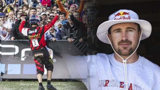 Corridore di mountain bike festeggia davanti a una folla di fan.