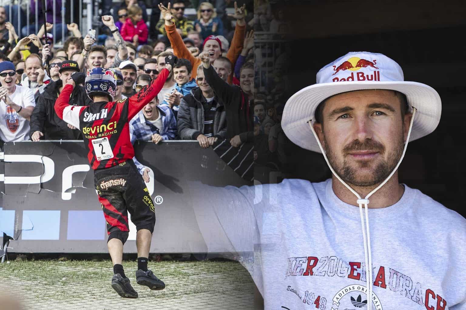 Corridore di mountain bike festeggia davanti a una folla di fan.