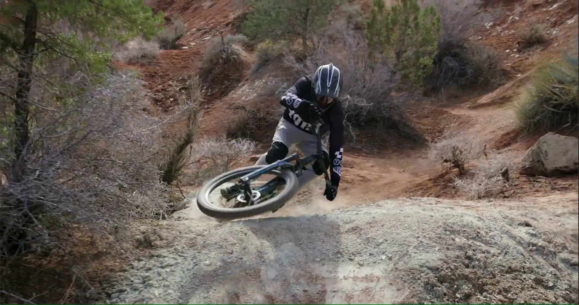 Stunt in mountain biking su un sentiero scosceso e roccioso.