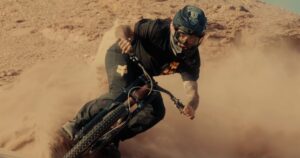 Adrenalina e velocità: biker in azione su sentieri desertici in una corsa mozzafiato con polvere e fuoristrada.