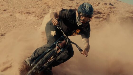 Adrenalina e velocità: biker in azione su sentieri desertici in una corsa mozzafiato con polvere e fuoristrada.