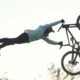 Adrenalina e abilità: ciclista in volo con mountain bike durante spettacolare salto.