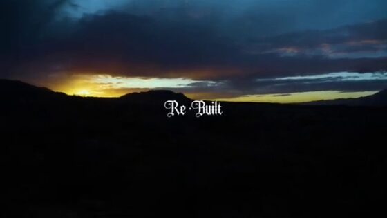 Sera al tramonto con nuvole e paesaggio rurale, atmosfera suggestiva e tranquilla.