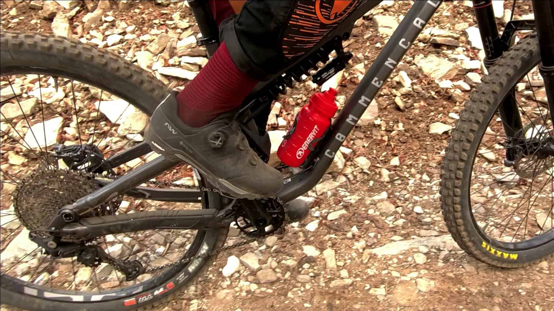Bike da mountain bike su sentiero roccioso con ruote Maxxis e freni potenti.
