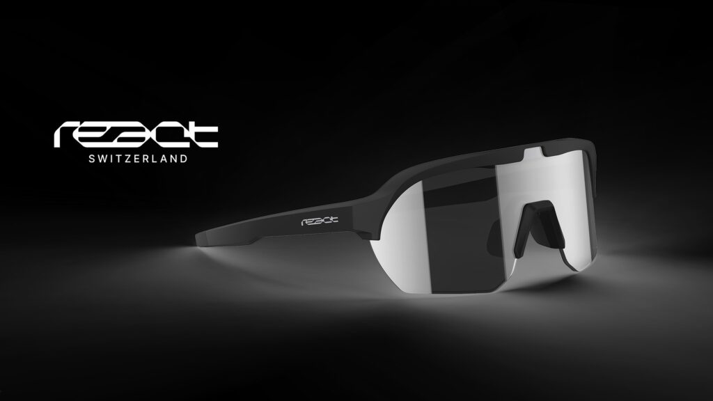 Occhiali da sole high-tech con montatura nera e lenti scure, stile futuristico e innovativo.