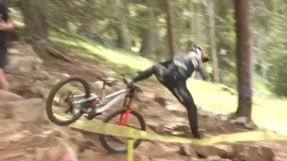 aaron gwin lenzhereide crash