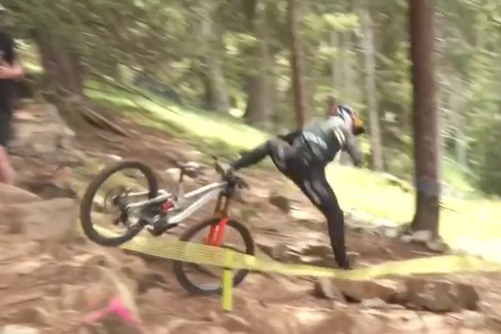 aaron gwin lenzhereide crash