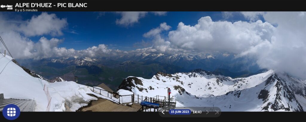 Panorama delle Alpi d'Huez con neve e cielo nuvoloso, vista dal Pic Blanc.