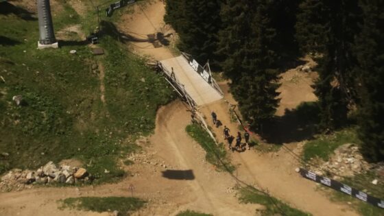 Avanti sul percorso mountain bike tra alberi e salti.