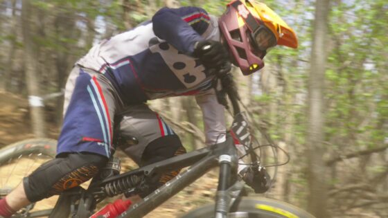Alta velocità in mountain bike su sentieri sterrati nella foresta.