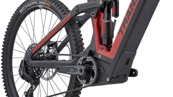 Ruote da mountain bike con telaio nero e rosso, sospensioni e trasmissione di alta qualità.