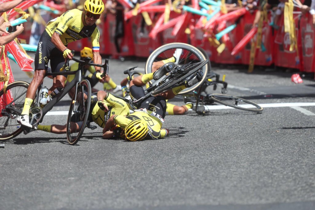Vuelta Guatemala Crash Cycling Road (3)